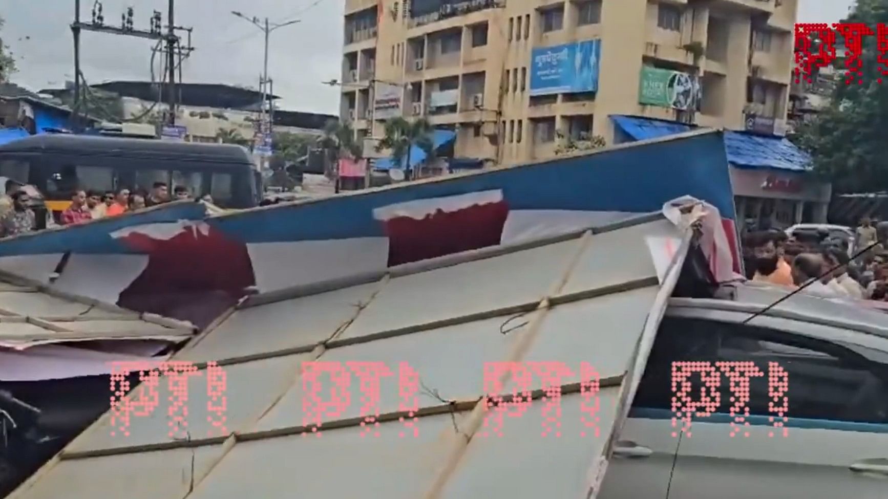 <div class="paragraphs"><p>Vehicles  damaged under the hoarding that collapsed in Thane.&nbsp;</p></div>